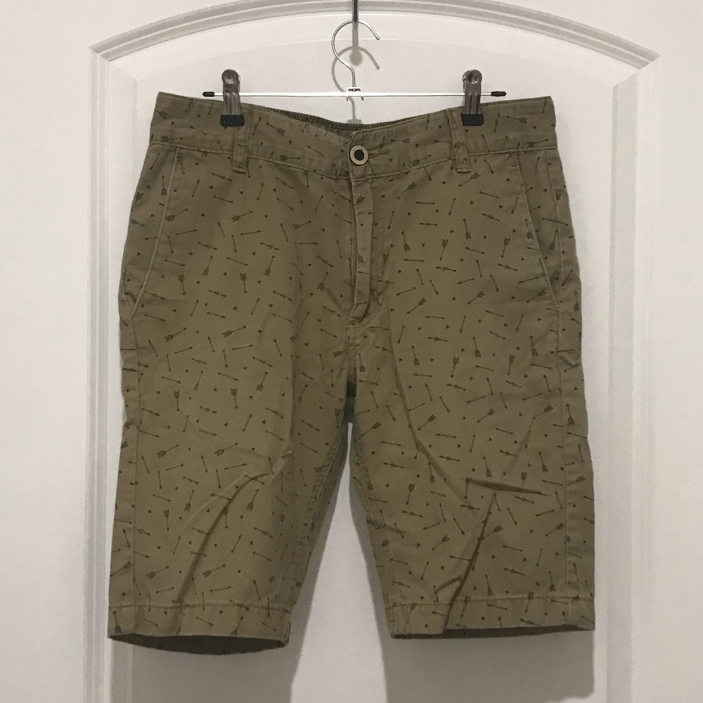 Men’s shorts with arrows on them